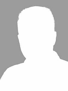 Silhouette einer Person mit kurzen Haaren auf grauem Hintergrund, Gesichtszüge nicht sichtbar.